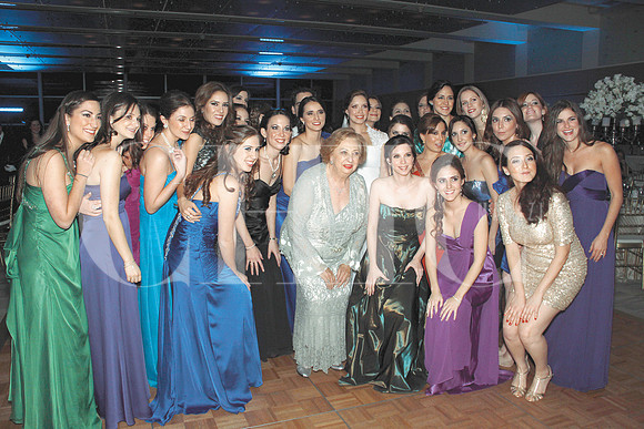 La novia con un grupo de amigas