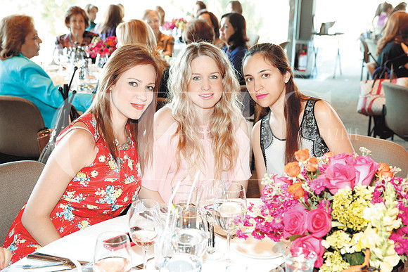 Mayela Saucedo de González, Cristina Guevara y Paulina Cabllero