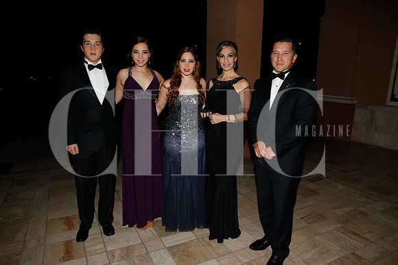 Luis Flores, Valeria Flores, Ana Victoria Flores, Ana Elisa Garza de Flores y Luis Flores
