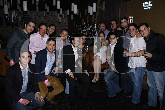 Poncho Madero con un grupo de amigos