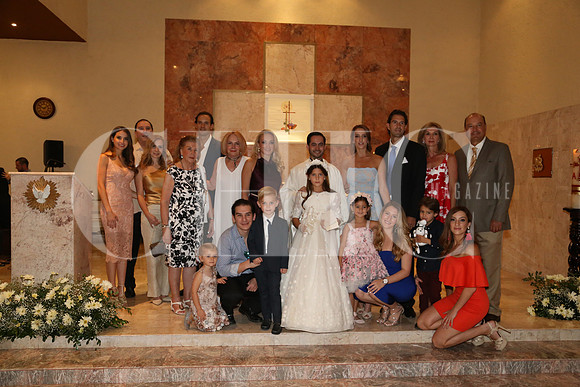 Annya con sus padrinos, papás, abuelitos y tíos2