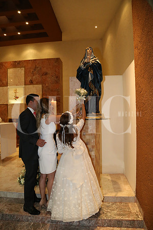 Annya Martínez Barrera ofreciendo flores a la virgen2