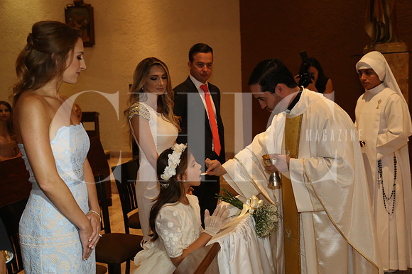 Annya Martínez Barrera recibiendo la ostia2