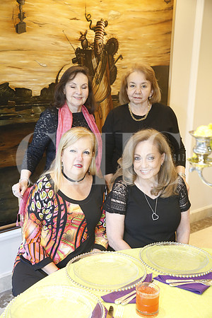 Linda de Cruz, Esperanza Tijerina, Delia Salinas y Graciela González de Ortiz