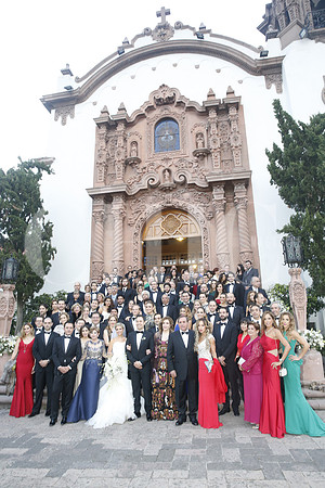Los novios con familiares y amigos
