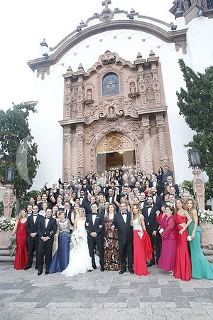 Los novios con familiares y amigos