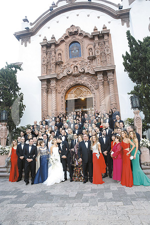 Los novios con familiares y amigos