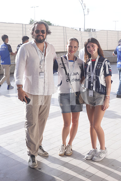 Julian Serrano, Isadora Garza e Isabela Serna