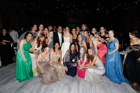 Los novios con un grupo de amigas