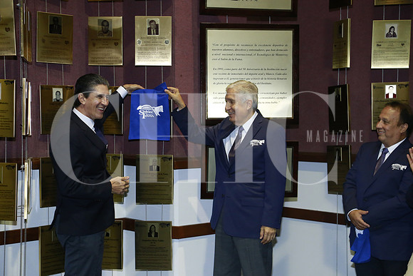 Víctor Gutiérrez y David Noel Ramírez en la develación de su placa