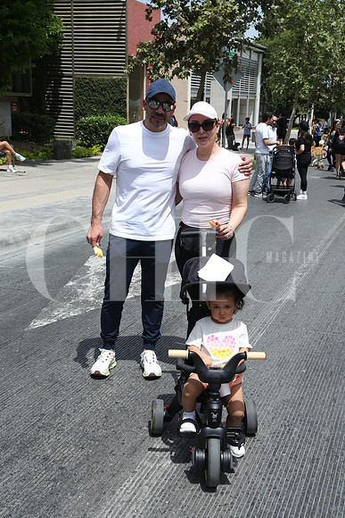 Antonio Cardenas, Melisa Castro y  Antonella Cardenas y