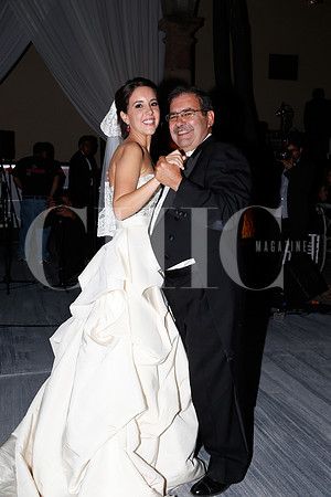Paloma bailando con su papá César Rendón