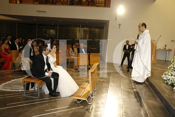 Sacerdote Pablo Mejía María con Thalina Álmaraz y Luis Norberto García