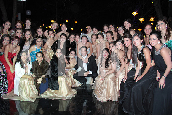 Los Novios Posando con unGrupo de Amigas (1)