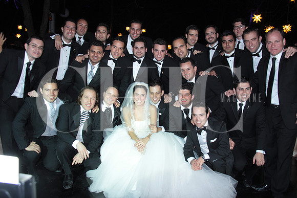 Los Novios posando con sus Amigos (4)