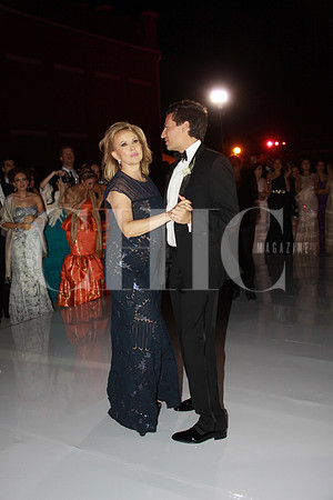 Bernardo bailando con su mamá