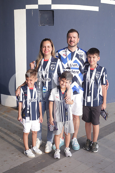 Abril Martínez, Chema Uruttia, Santiago Urrutia, Juan Pablo Urrutia y Chema Urrutia 0