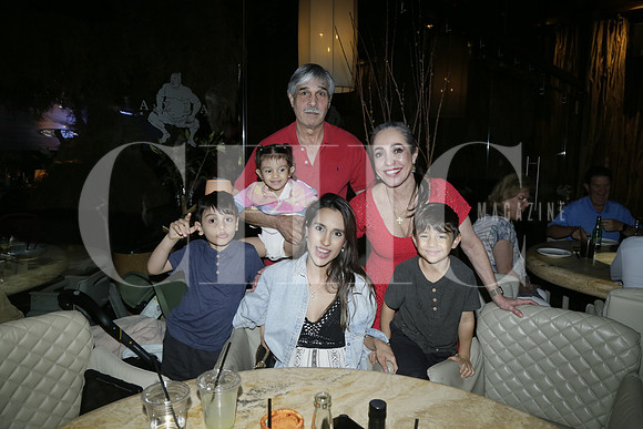 (azia) Karla Salinas, Maximo Sada, Alexander Sada, Julieta Coello de Salinas, carlos Salinas y Mia Sada