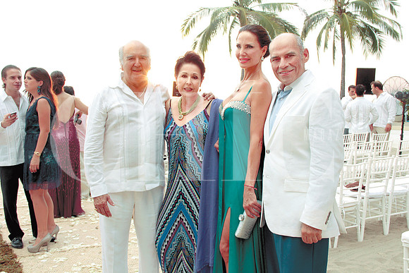 Manuel Martínez, Cecilia de la Fuente de Martínez, Patricia Rangel y Alberto Villarreal