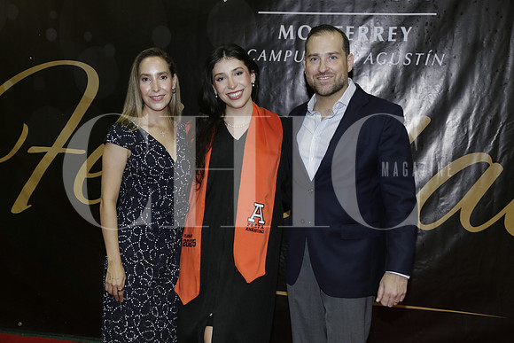 Mónica Sánchez, Isabella Garza y Carlos Garza