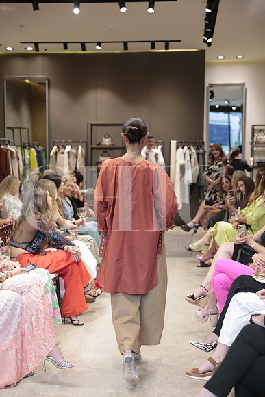 Modelos de Rafa Zuñiga vistiendo Max Mara 71