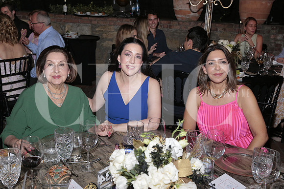 Magdalena Garza, Magdalena Herrera y Fernanda Herrera Garza 1