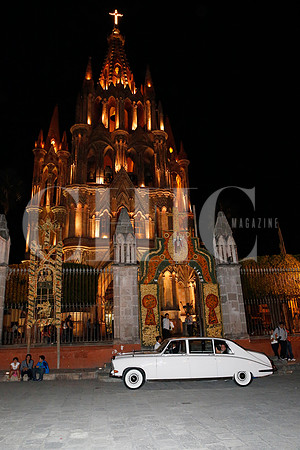 Los novios llegando a la iglesia