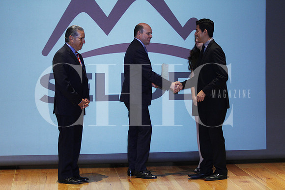 César Montemayor Zambrano recibiendo su reconocimineto