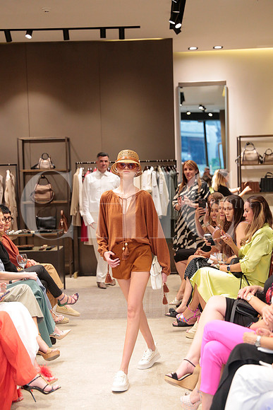Modelos de Rafa Zuñiga vistiendo Max Mara 117