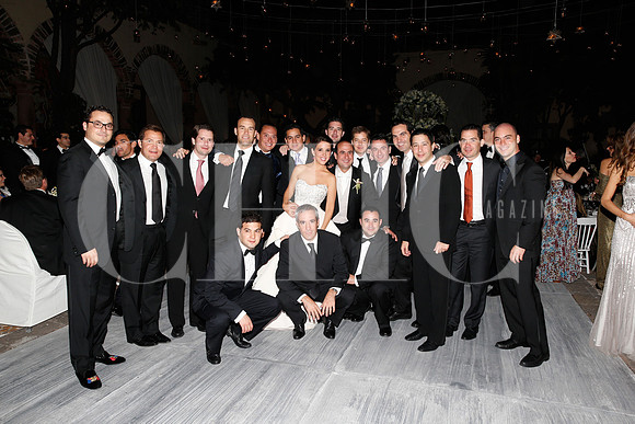 Los novios con un grupo de amigos