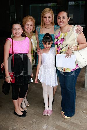Alicia Garza de García, Alicia Villarreal, Fátima Villarreal, Alicia García de Villarreal y Ana María Dueñas