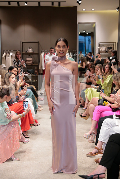 Modelos de Rafa Zuñiga vistiendo Max Mara 206