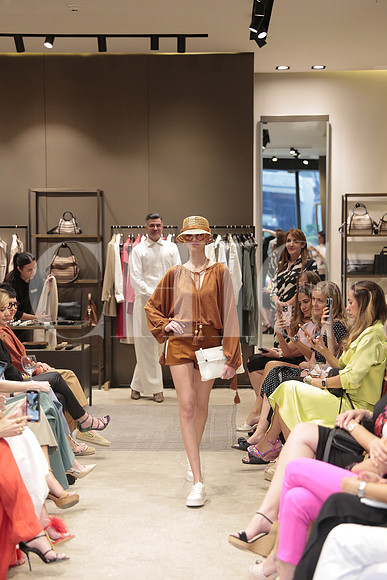 Modelos de Rafa Zuñiga vistiendo Max Mara 114