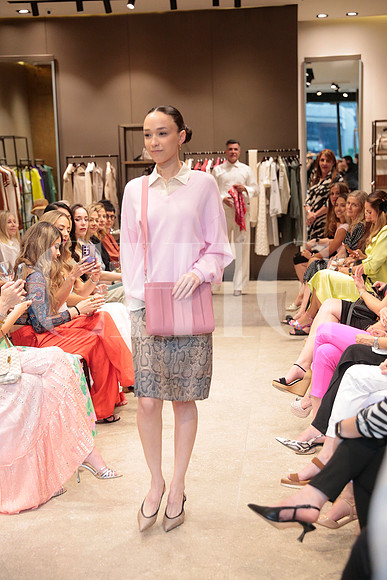 Modelos de Rafa Zuñiga vistiendo Max Mara 126