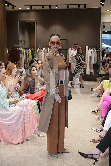 Modelos de Rafa Zuñiga vistiendo Max Mara 55