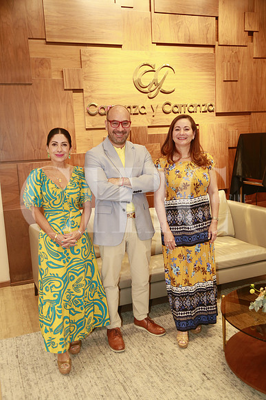 Laura de Carranza, Rogelio Carranza y Alejandra Carranza