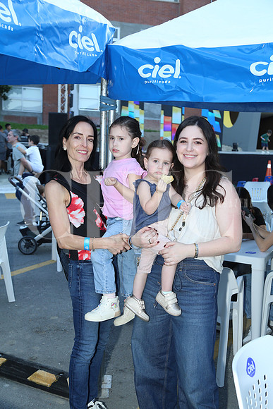 Marisa de Safi, Elena Lozano, Paola Safi y Romina Lozano 0