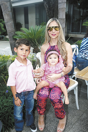 Paulo Mendoza, Érika García y Alexa Mendoza