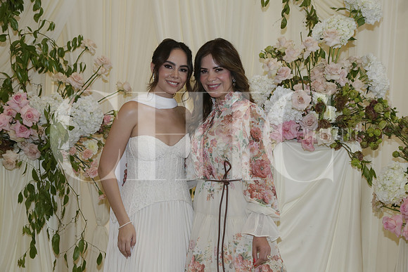 Karina Lozano y Karla Aguilar de Lozano.