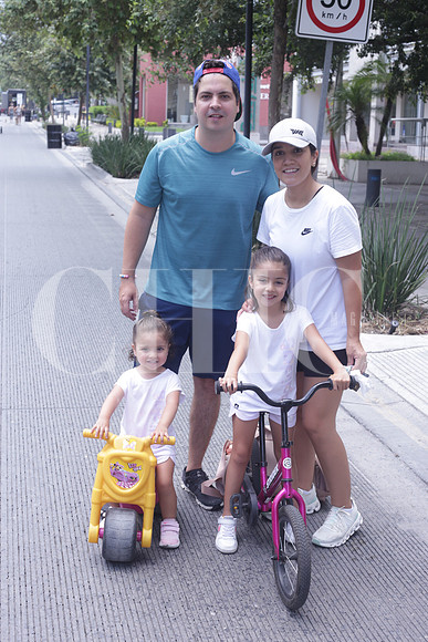 Gerardo Azuara, Lucía Martin, Eugenia Azuara y Regina Azuara 0