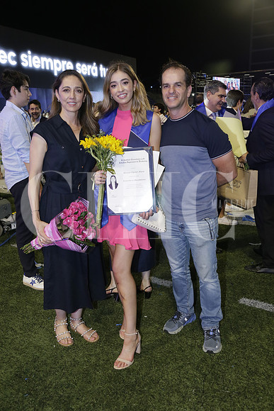 Laura Flores, Mariana Charvel y Anuar Charvel (2)