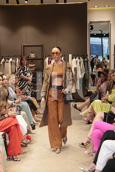 Modelos de Rafa Zuñiga vistiendo Max Mara 53