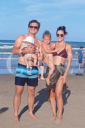 FERNANDO GARZA, ALE RUBIO DE GARZA, BELÉN GARZA Y EMMA GARZA