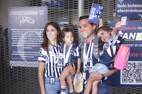 Katia Cordova, Sofia Arce, Santos Arce y Catalina Arce 1