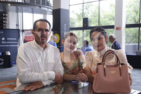 Isaac Alvarado, Hany Alvarado y Cecila Sánchez 0