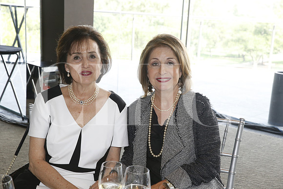 María Esther Treviño de González y Carmen Gracia de Muñoz