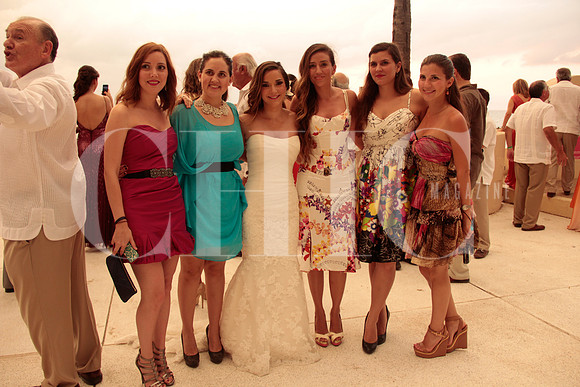 La novia con un grupo de amigas