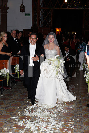 César Rendón y Paloma entrando a la iglesia