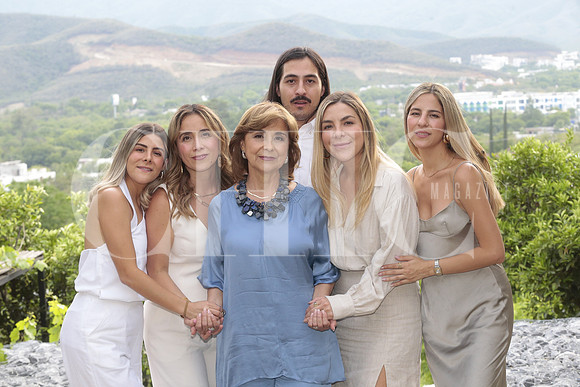 Roberta Chavez, Fabiola de Aguinaga, Delia del Castillo, Patricio Chavez, Fer Chavez y Sofia Chavez 7