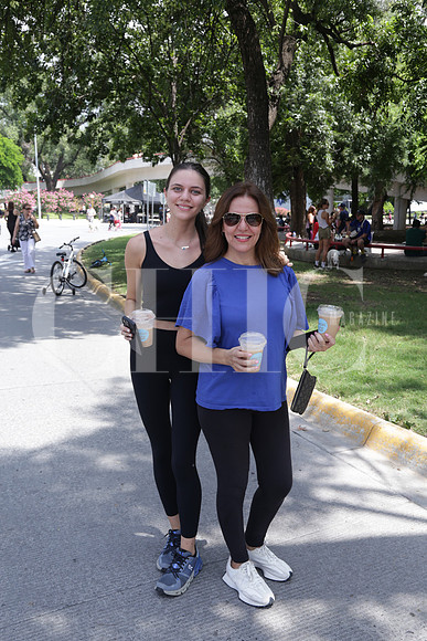 Nicole Chapa y Claudia Chapa0